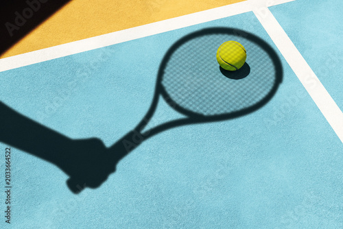 Foto Shadow of tennis racket cast over vibrant court with tennis ball in a minimalist sport scene designed for modern creative advertising compositions