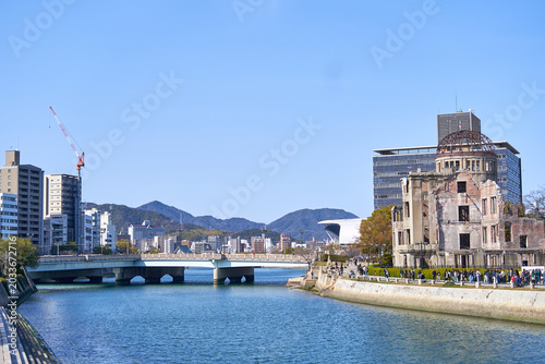 Foto A scenic view of the Hiroshima Peace Memorial (Genbaku Dome) situated on the banks of the Motoyasu River in Hiroshima, Japan