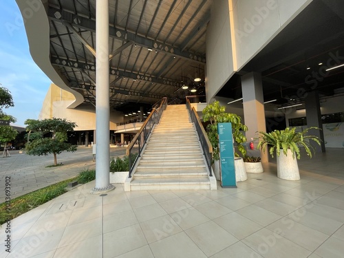 Marble stairs offer the perfect combination of function and luxury, with a timeless aesthetic. This material is extremely hard and durable, enhancing the value of a property.