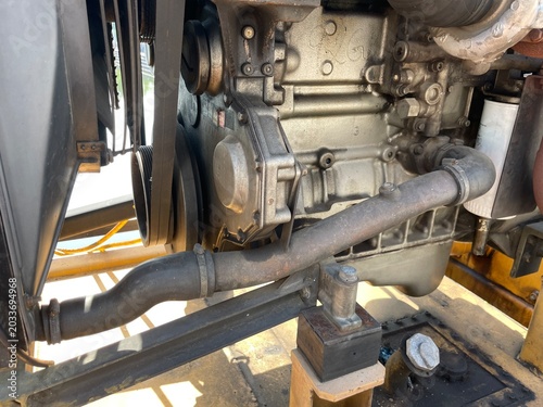 Diesel engines operate by compressing air to ignite combustion. Their main components include the cylinder block (combustion center), the cylinder head (combustion chamber cover), the piston (air comp