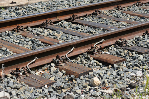 Fotografía A detailed close up view of steel railway tracks with wooden sleepers stone ball