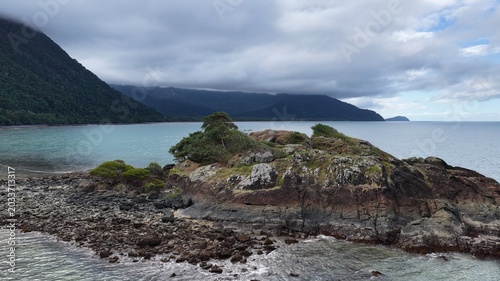 Foto Aerial View of Rocky Outcrop at Thornton Beach Daintree Rainforest