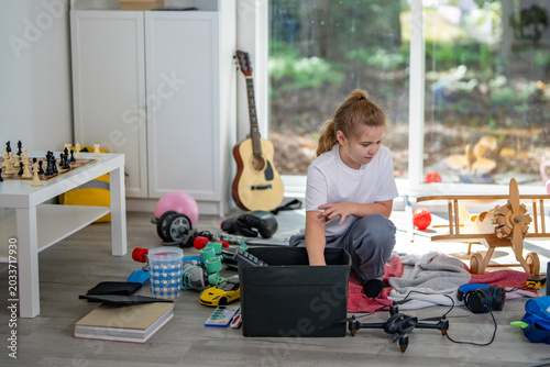 Foto Kid cleaning toys at home