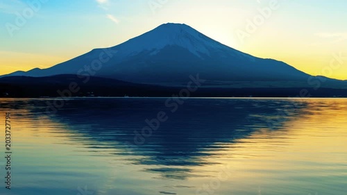 夕暮れの富士山（タイムラプス・ズームアウト）　山梨県山中湖にて