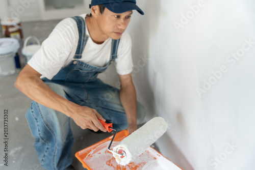 Tableau sur toile painter man, brush in hand for products to restore and paint the wall, indoor th
