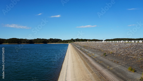 Quadro su tela Sayama Lake and Yamaguchi Dam Under Blue Sky in Autumn