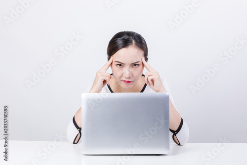 Foto Frustrated businesswoman concentrating at laptop