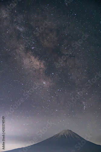 富士山と河口湖の夜景と天の川