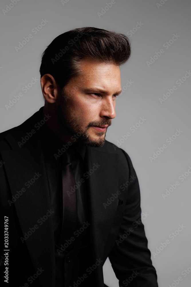 Obraz premium profile portait of handsome businessman