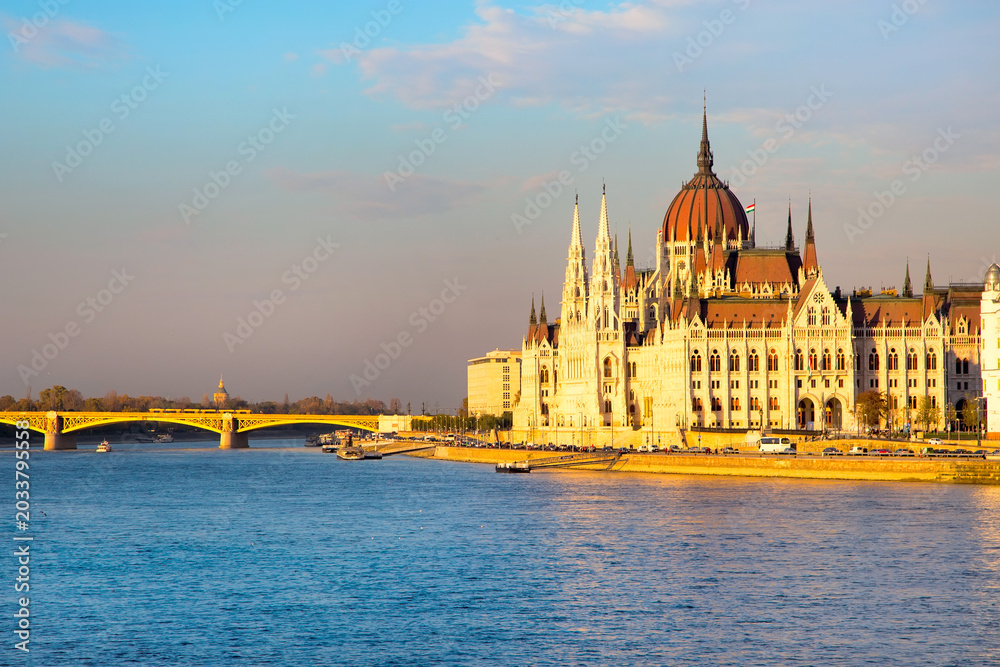 Obraz premium Vibrant color view of hungarian Parliament building, Danube and bridge at sunset, Hungary