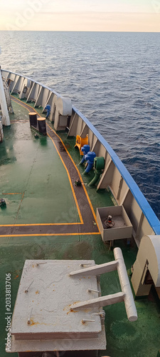 Canvastavla Looking forward from the bow deck of a large ship on the blue ocean