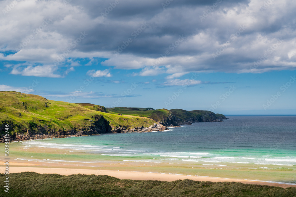 Fototapeta premium Détail de Strathy Beach sous le soleil, nord des Highlands, le long de la route NC 500, Ecosse