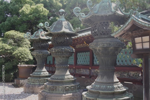 Foto Three massive traditional Japanese stone lanterns (Ishi-doro) standing in Ueno