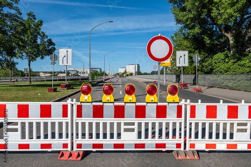 Gesperrte Brücke der Budapester Straße in Dresden aufgrund von Einsturzgefahr: Absperrung mit Warnbarken und Schildern vor dem baufälligen Bauwerk am 25. Mai 2026