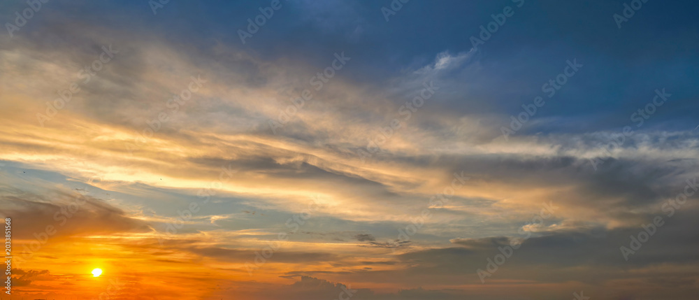 Fototapeta premium Golden Sunset Sky With Dramatic Layered Clouds