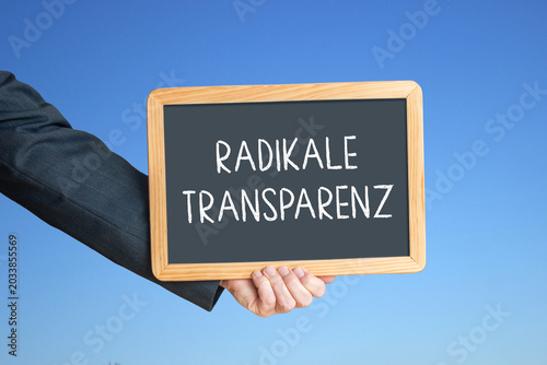 Kreidetafel in der Hand und mit Aufforderung; 