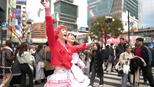 Foto Two Women in Harajuku Decora Fashion Dancing at Shibuya Crossing