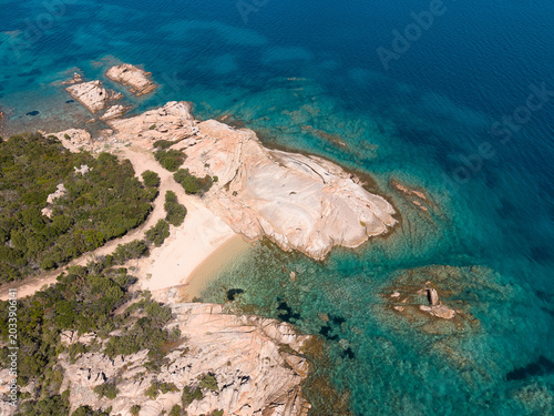 Piccola spiaggia a Punta Molara, veduta aerea. Costa Nord-est della Sardegna, Italia.