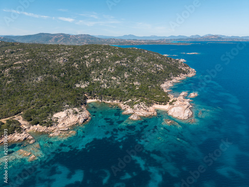 Piccola spiaggia a Punta Molara, veduta aerea. Costa Nord-est della Sardegna, Italia.