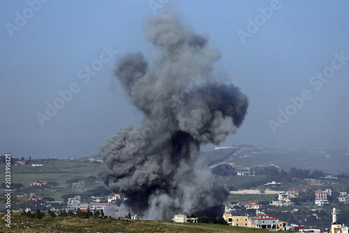 Fotografía Thick smoke rises over southern Lebanon following a devastating Israeli military airstrike as seen from the hilltop town of Marjayoun amid the intensifying and destructive military conflict