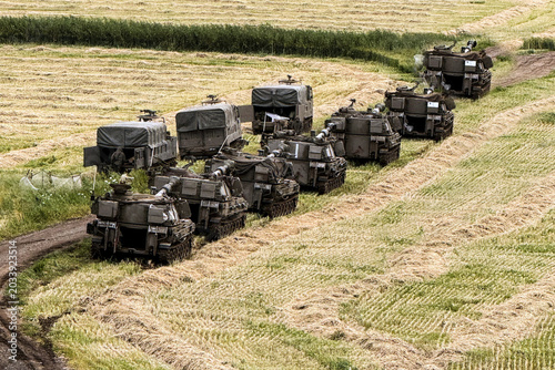 Foto Israeli artillery units and military vehicles assemble in formation on the Israe
