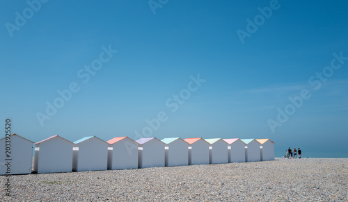 Cabanes de plage aux toits colorés plage du Tréport en france en normandie