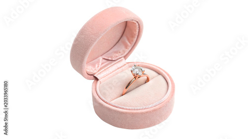 фотографія Elegant open pastel pink velvet jewelry box with diamond ring isolated on transp