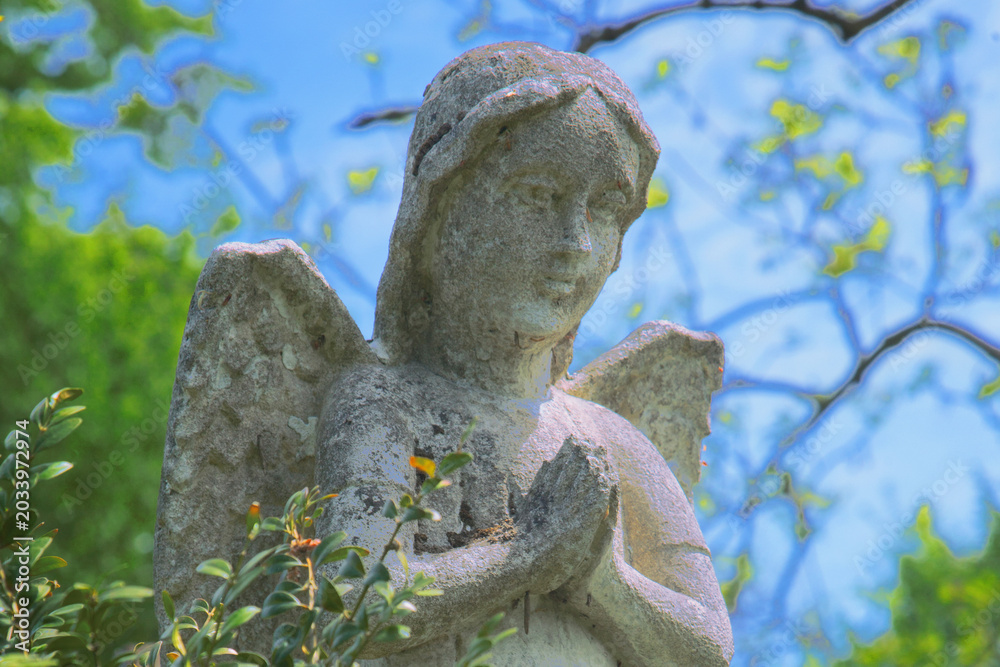 Obraz premium Guardian angel statue symbolizing protection and spiritual guidance.