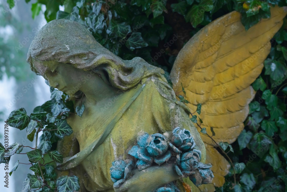Obraz premium Beautiful guardian angel holding roses in peaceful silence.