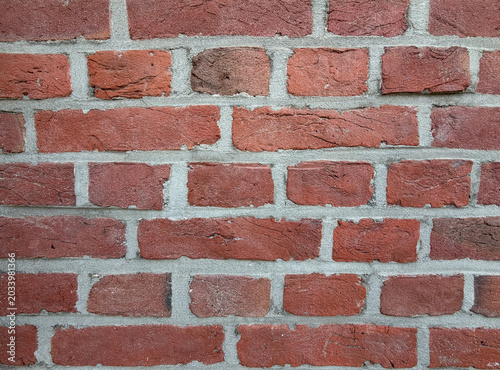 Alte rote Backsteinmauer mit verwitterter Struktur – Rustikaler Ziegelstein-Hintergrund 