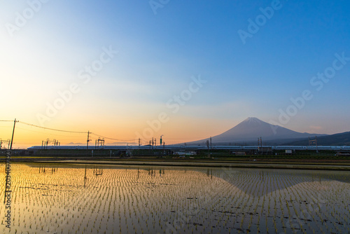 Photos 田んぼに映る夕暮れ時の富士山