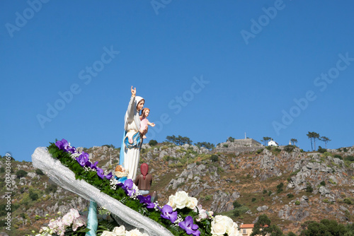 Fotografie Statue of the Virgin Mary and Child Jesus decorated with flowers during a tradit