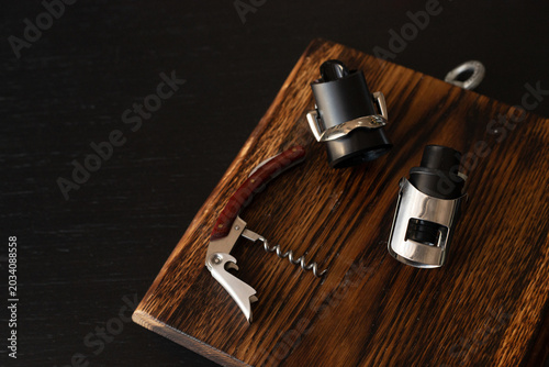 Foto Professional wine accessories arranged with stopper types, professional corkscrew features for effortless bottle opening, professional gear suits both home cellar and commercial bar setup