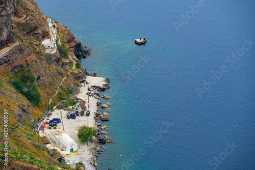 Foto Santorini Old Harbor area below Fira cliffs