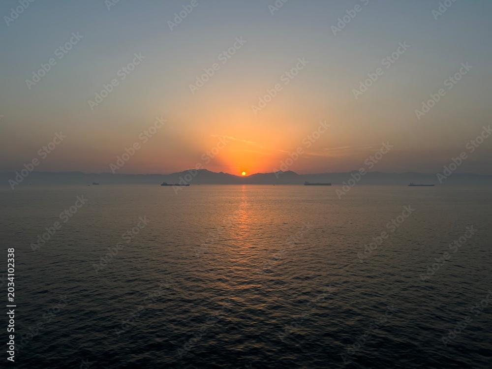 Obraz premium Tropical sunset with glowing clouds over the sea