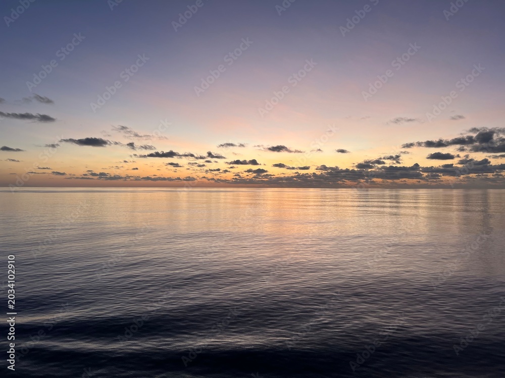 Obraz premium Tropical sunset with glowing clouds over the sea
