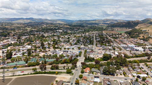 Fotografi Drone view over suburban town and hills in Arroyo Grande California