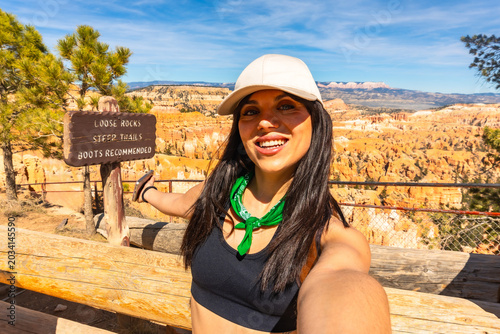 Foto Woman taking selfie at bryce canyon national park