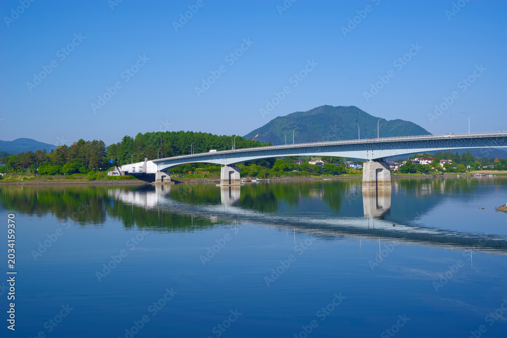 Fototapeta premium 山梨県の河口湖にかかる河口湖大橋