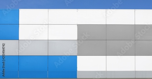 Foto White, blue and gray aluminium composite panels of a modern ventilade facade