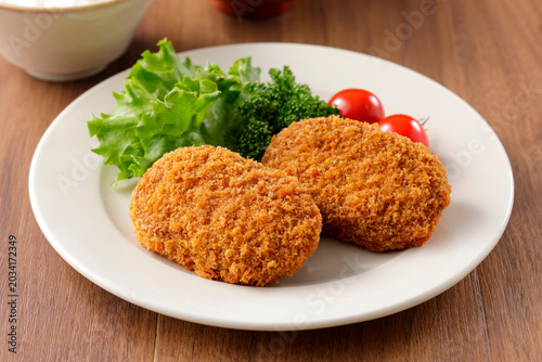 Bild auf Leinwand 日本の家庭料理の定番、揚げたての牛肉コロッケ　Deep-fried beef croquettes (Korokke), a popular Japanese
