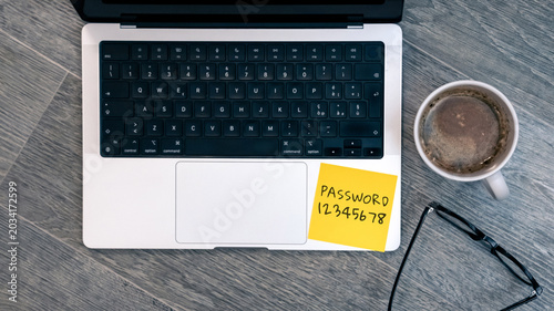 Foto Unsecured Credentials Written on a Bright Sticky Note Affixed to a Modern Laptop
