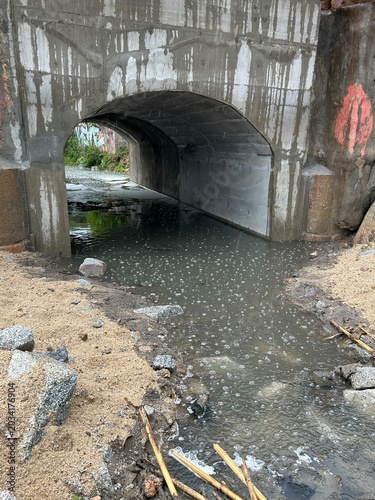 Pequeño riachuelo muy contaminado vertiendo algua tóxica al mar.
