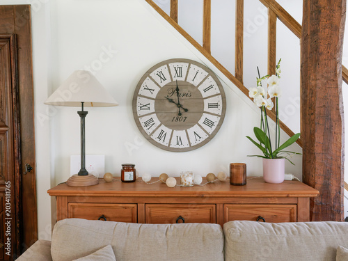 Canvas Print Intérieur chaleureux avec horloge murale vintage et mobilier en bois dans une ma