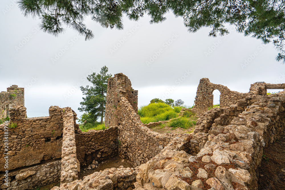 Obraz premium The scenic views of Syedra, an ancient port city in the region of ancient Cilicia, Pamphylia, or Isauria in Turkey between Alanya and Gazipaşa, include a temple, a theater, shops, bathhouse, town wall