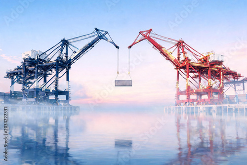  Imagen conceptual de comercio internacional, logística y relación bilateral entre EE. UU. y China. Grúas portuarias azul y roja sostienen contenedor de carga sobre el mar.