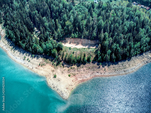 Photos Beautiful Zaovine Lake with crystal-clear turquoise water, resembling a tropical