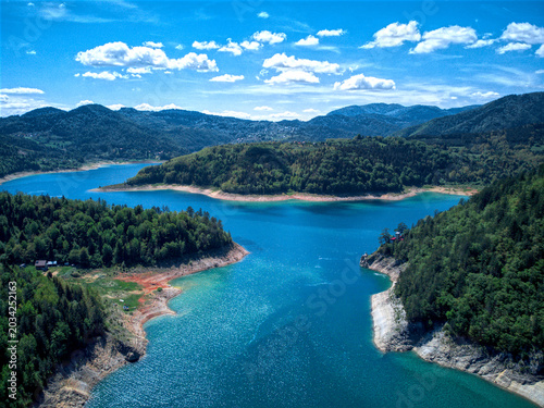 Fotografija Beautiful Zaovine Lake with crystal-clear turquoise water, resembling a tropical