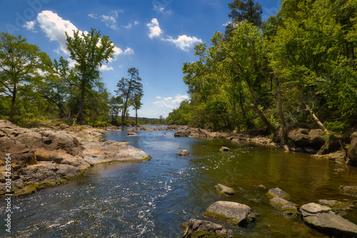 Foto A beautiful river landscape in the forest with rocks and bubbles flowing downstream on the Lower Haw Hiver in Pittsboro, North Carolina