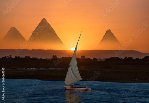 Bild auf Leinwand Giza pyramid Complex by the Nile at amazing sunset - Fishermen casting their fis